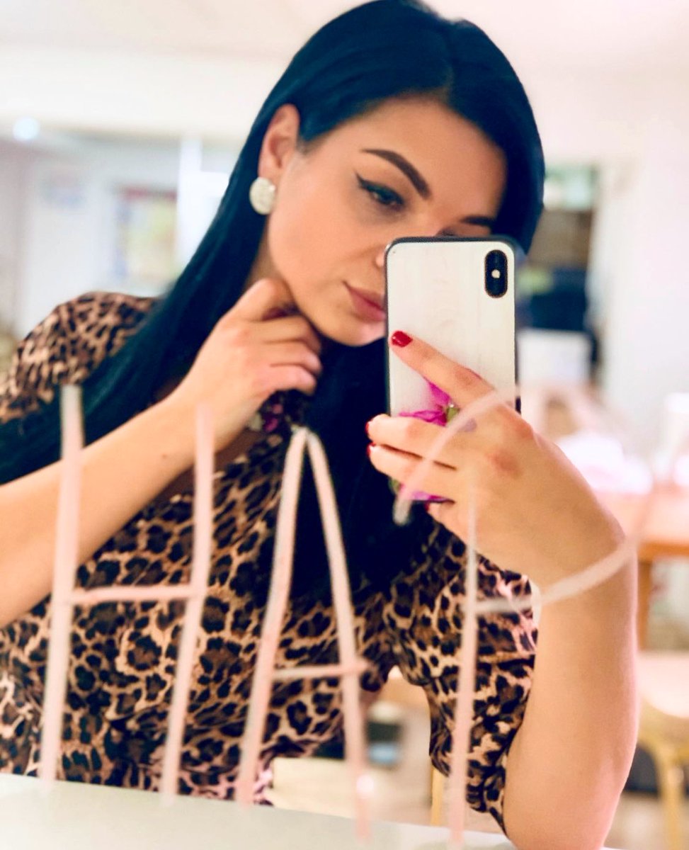 CelineEverson's tweet photo. Nothing worth having comes easy..

#girlsfromstudio20 #photooftheday #Selfie #cute #model #starslive #fridaymood😎 https://t.co/Q9Gc7RbkgC