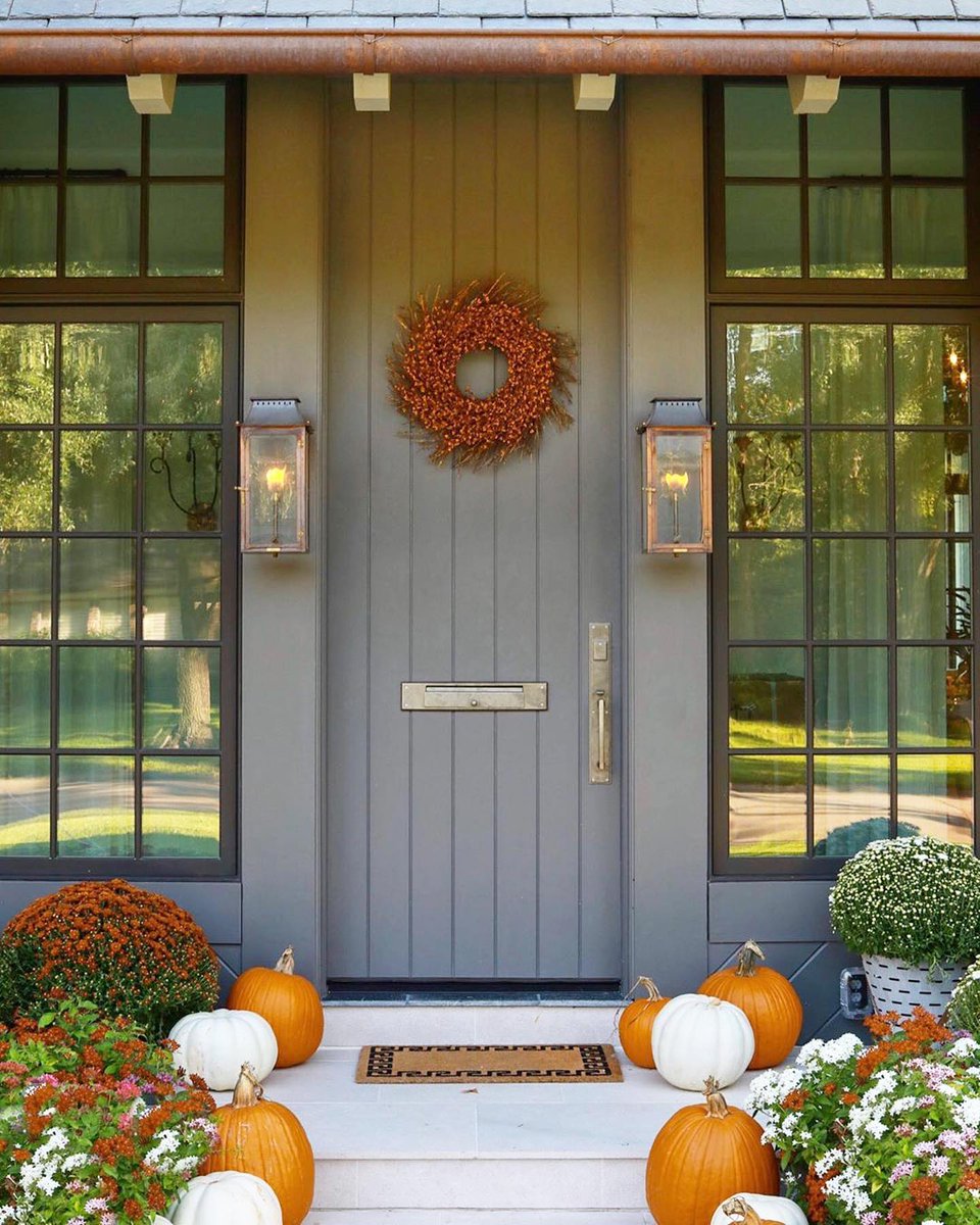 Bevolo's tweet photo. Front Door Friday 🎃 c/o @marieflaniganinteriors
・・・
Who’s headed to the pumpkin patch this weekend!? 🎃
#frontdoor #fridayfeels #falldecor #fallporch #pumpkins #mums #lighting #outdoorlighting #warmwelcome #lantern #gaslantern #bevolo https://t.co/WtWixe2H1y
