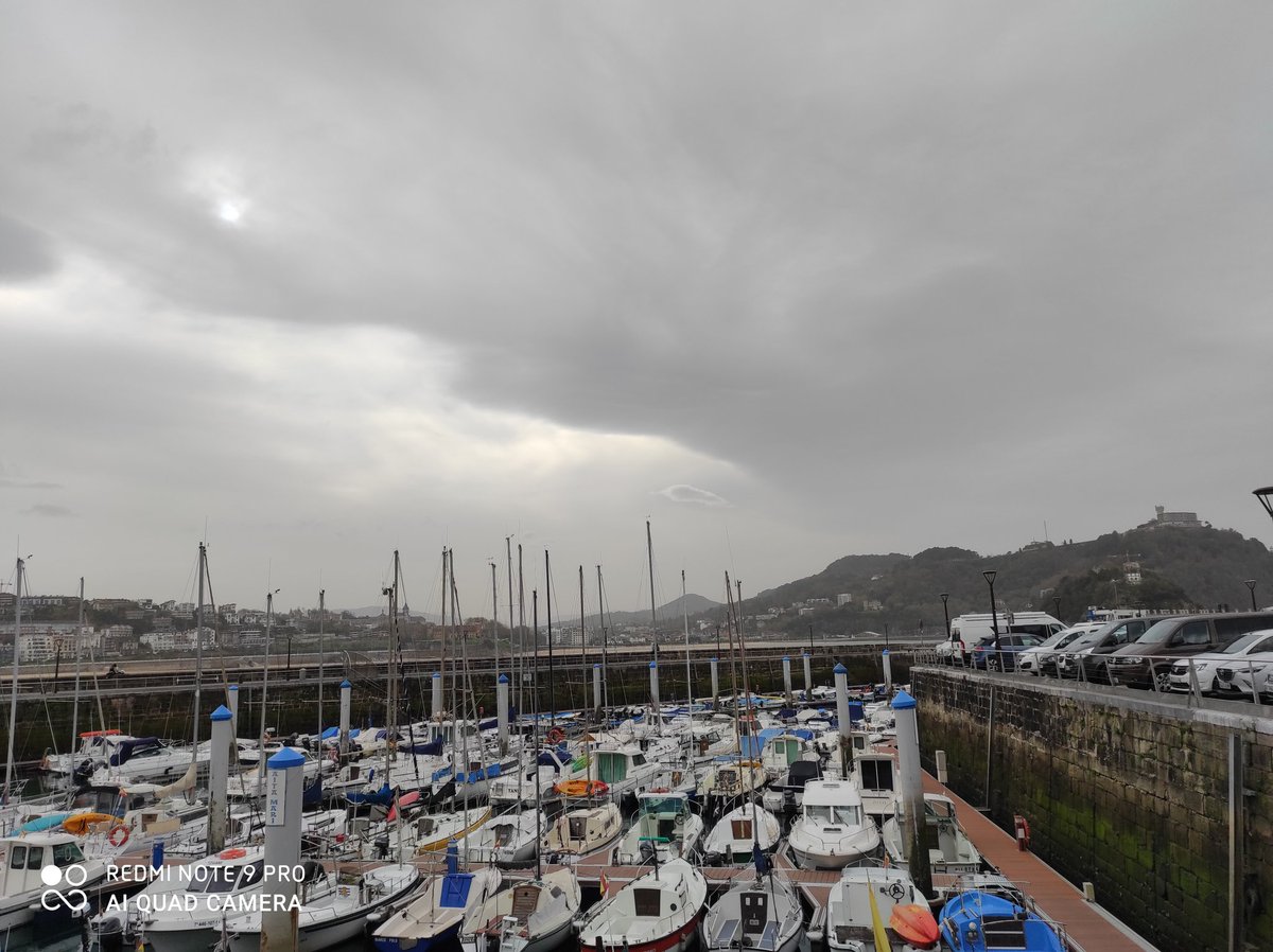 hoberena's tweet photo. @AEMET_PaisVasco nubes alabeadas sobre la bahía de la Concha por efecto del viento sur https://t.co/vcp6Ex4TuR