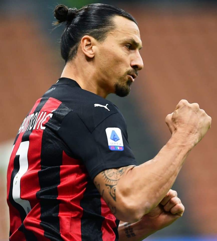 FichajeGoleador's tweet photo. OFICIAL || A los 39 años, Zlatan Ibrahimovic es elegido el mejor jugador del mes octubre en la Serie A.

TOTALMENTE MERECIDO PARA EL LEÓN SUECO. 👌🇮🇹 https://t.co/rR21fOmsVb