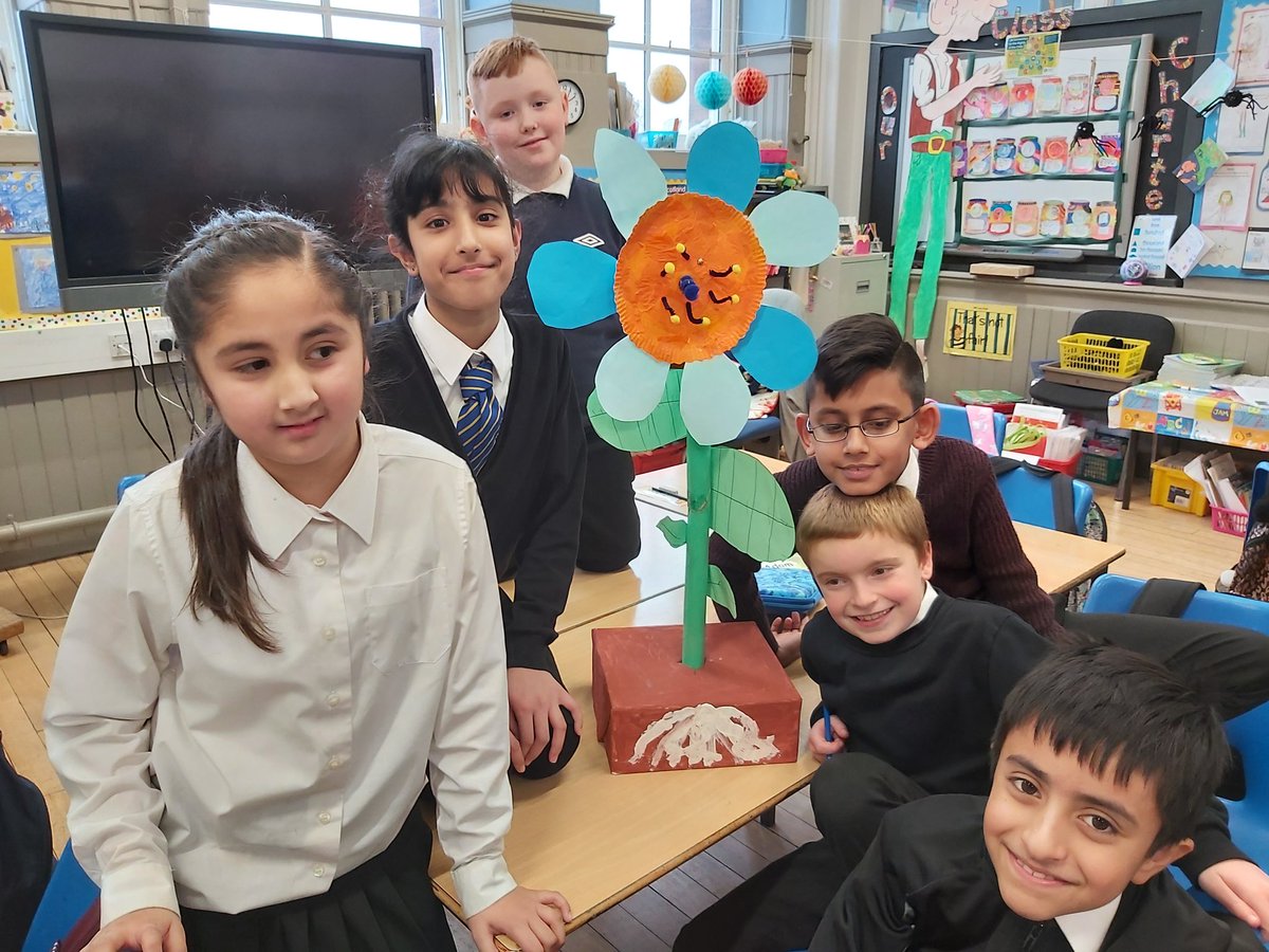 P5LorneStreet's tweet photo. We have completed our giant #rainforest flowers ready for some explanation writing next week #IDL @STEMglasgow @GorbalsSTEM @litforalllb #joiningupthelearning https://t.co/eYXUeCdvRL
