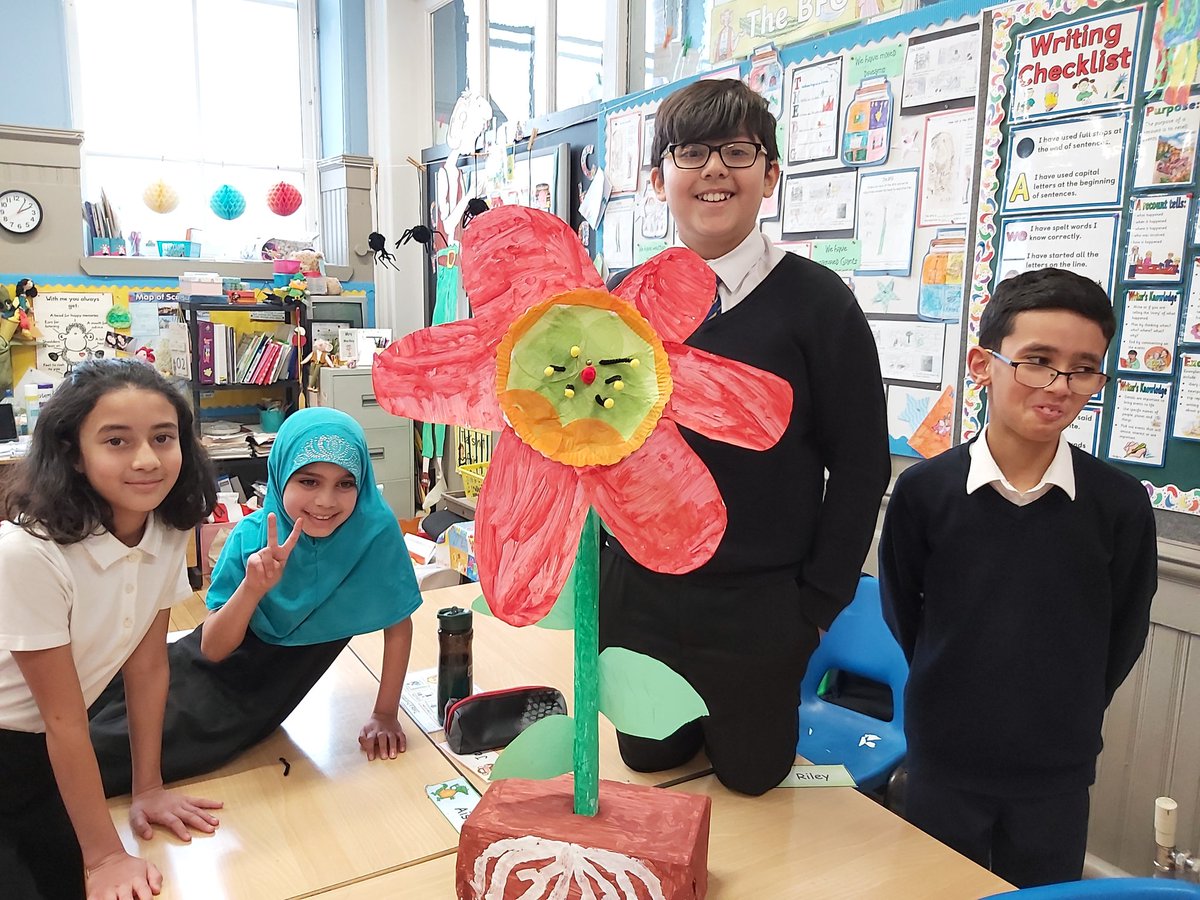 P5LorneStreet's tweet photo. We have completed our giant #rainforest flowers ready for some explanation writing next week #IDL @STEMglasgow @GorbalsSTEM @litforalllb #joiningupthelearning https://t.co/eYXUeCdvRL