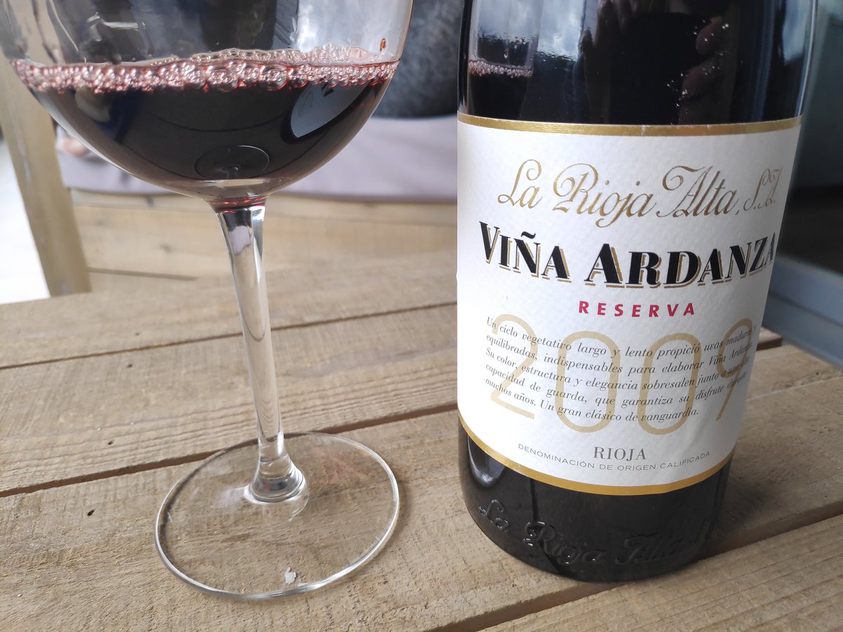 dherrero81's tweet photo. #Alles Gute Zum Geburtag #HappyBirthday #FelizCumpleanos a mi con mi ViñaArdanza @LaRiojaAltaSA @RiojaWine_ES. asi da gusto cumplir 39 😁😁 https://t.co/w4sRIvasfA