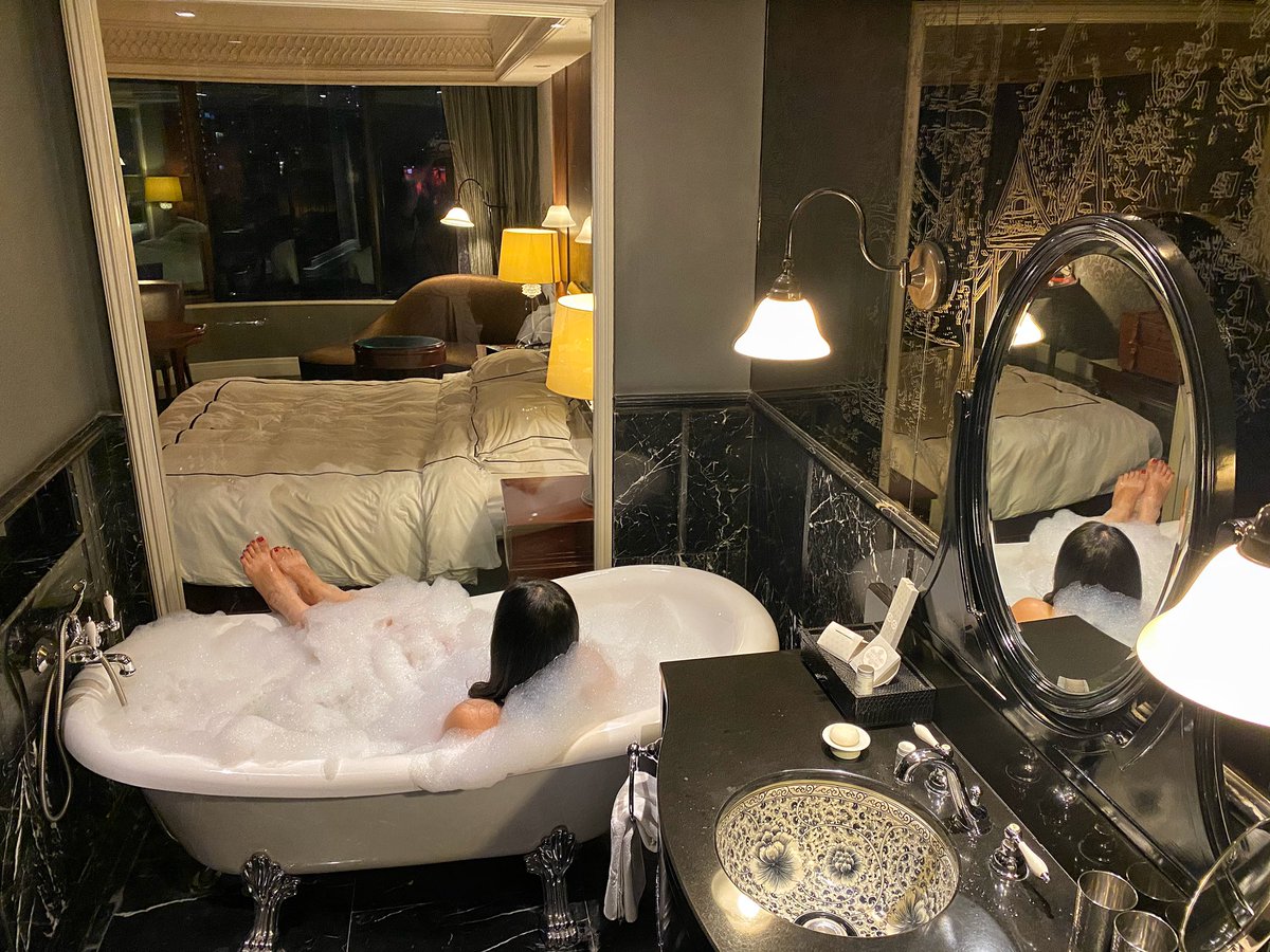 chaneekeeuad's tweet photo. 📍Hotel Muse Bangkok📍เป็นโรงแรมที่โคตรคลาสสิค เข้าไปจะมืดๆแต่ทุกส่วนมีรายละเอียดของยุค Golden Age ห้องสวย ห้องน้ำสวยมาก แถมมีโปร 3,000 ได้ห้องพัก 1 คืนพร้อม voucher 1,000 ใช้กับร้านอาหารในโรงแรม ปกติห้องก็เริ่มที่ 5,000 แล้ว คุ้มม๊าก #รีวิวที่พัก #ที่พักกรุงเทพ #ReviewThailand https://t.co/ZDLxOkuMvP