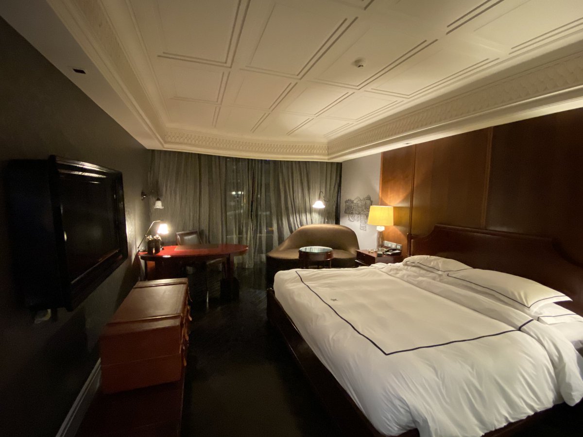 chaneekeeuad's tweet photo. 📍Hotel Muse Bangkok📍เป็นโรงแรมที่โคตรคลาสสิค เข้าไปจะมืดๆแต่ทุกส่วนมีรายละเอียดของยุค Golden Age ห้องสวย ห้องน้ำสวยมาก แถมมีโปร 3,000 ได้ห้องพัก 1 คืนพร้อม voucher 1,000 ใช้กับร้านอาหารในโรงแรม ปกติห้องก็เริ่มที่ 5,000 แล้ว คุ้มม๊าก #รีวิวที่พัก #ที่พักกรุงเทพ #ReviewThailand https://t.co/ZDLxOkuMvP
