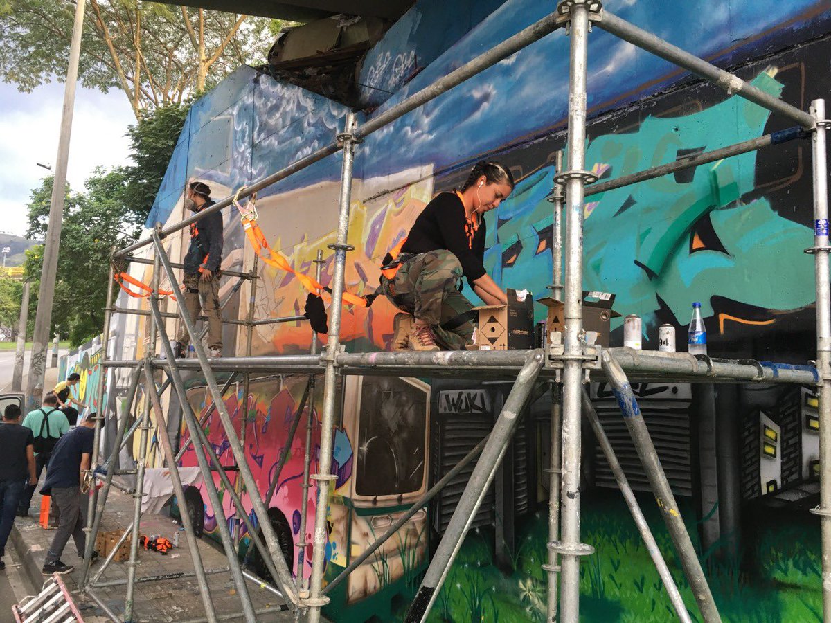 AgenciaAPPMed's tweet photo. ARRANCAMOS!!! Galería al aire libre calle Barranquilla, 3.200 Mts2 de arte magia y color!!!  (... y lo que viene) #Hagámoslo @AlcaldiadeMed https://t.co/IocQaGLOg0