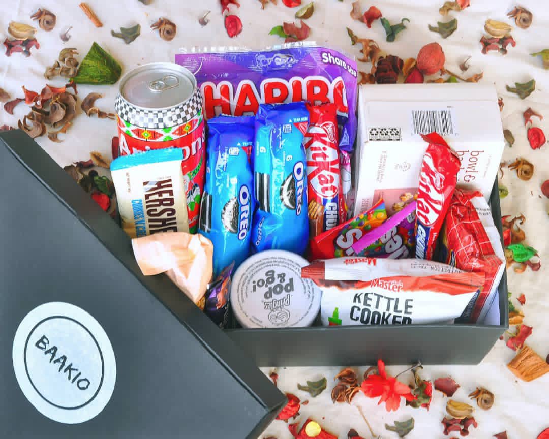 Baakio_'s tweet photo. Introducing the BAAKIO Binge Box!!🤩🤩 This one is for the sweet tooth’s and movie lovers, the perfect solution to a junk food craving and a great accompaniment for movie nights! Order this for beauty for just 15k 💕
#bingebox #snacks #giftbox #gift https://t.co/8avu4Le6O0