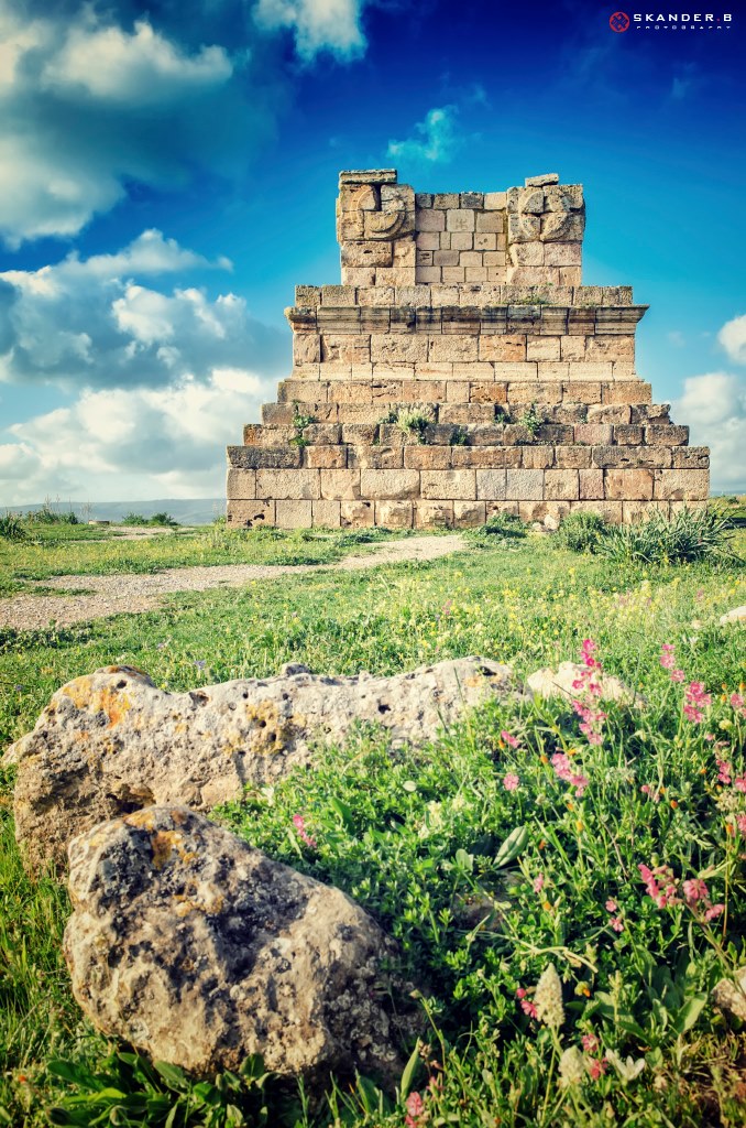 history_of_na's tweet photo. The Tomb of #Massinissa, located 14 km from Cirta (today's Constantine, Eastern #Algeria) is a #mausoleum that was built around the end of the 2nd century BC.
It is a good example of #Numidian architecture which was influenced by #Carthaginian and #Hellinistic styles
#Amazigh https://t.co/Ag5jILXXAC