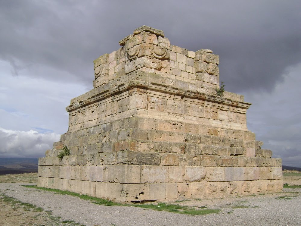 history_of_na's tweet photo. The Tomb of #Massinissa, located 14 km from Cirta (today's Constantine, Eastern #Algeria) is a #mausoleum that was built around the end of the 2nd century BC.
It is a good example of #Numidian architecture which was influenced by #Carthaginian and #Hellinistic styles
#Amazigh https://t.co/Ag5jILXXAC