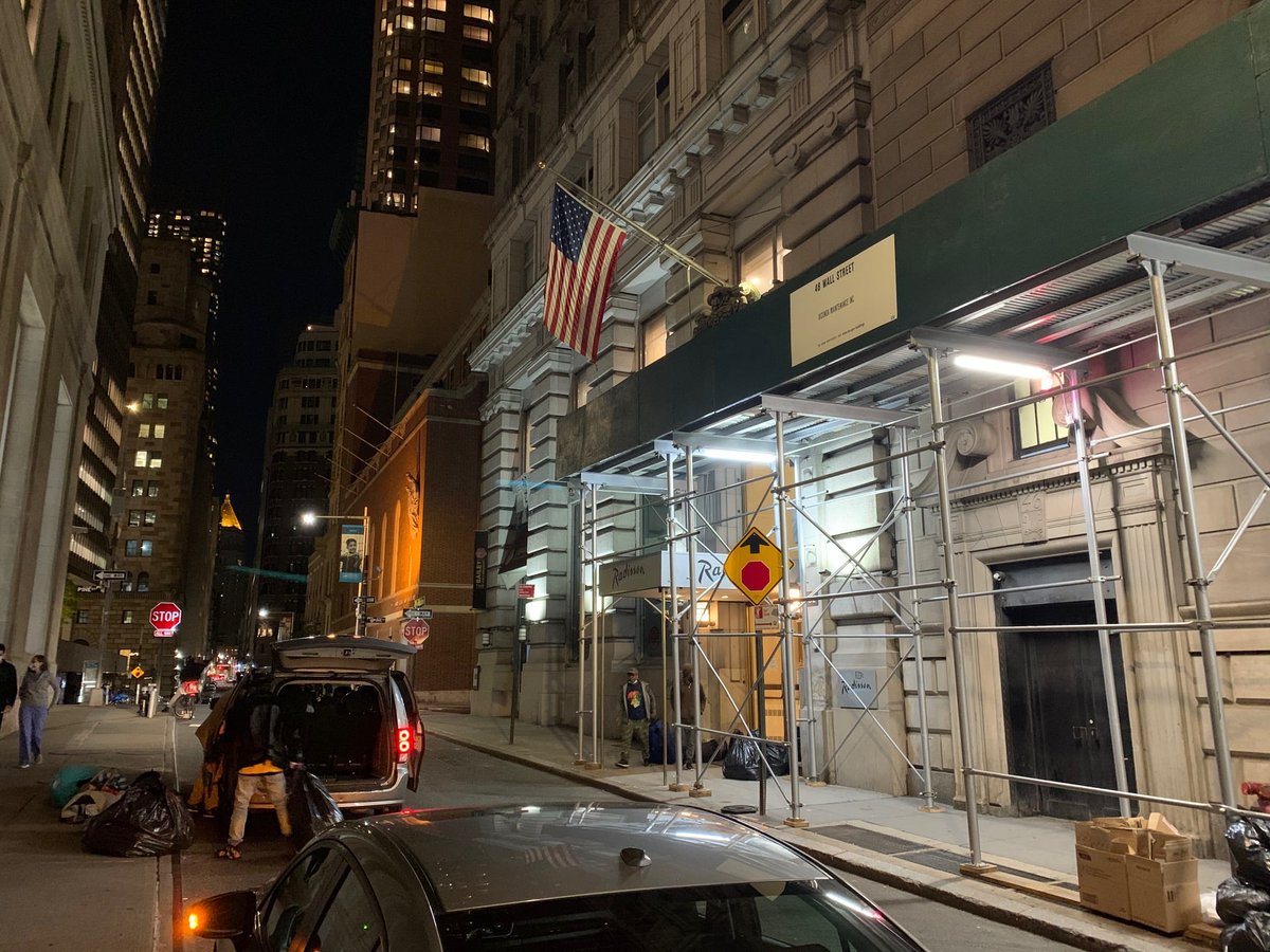 NUB1GCATS's tweet photo. It’s Friday, November 6th, 2020, and the city is sneakily moving UWS homeless folks into the Radisson Wall Street...oh, and Bill de Blasio is the worst mayor in NYC's history. @FiDiResidents @fi_save @FidiNewYork @FiDiFamilies @_FiDiGuy @CathyCongress @CM_MargaretChin @TAMeltzer https://t.co/ElcgXkC0SX