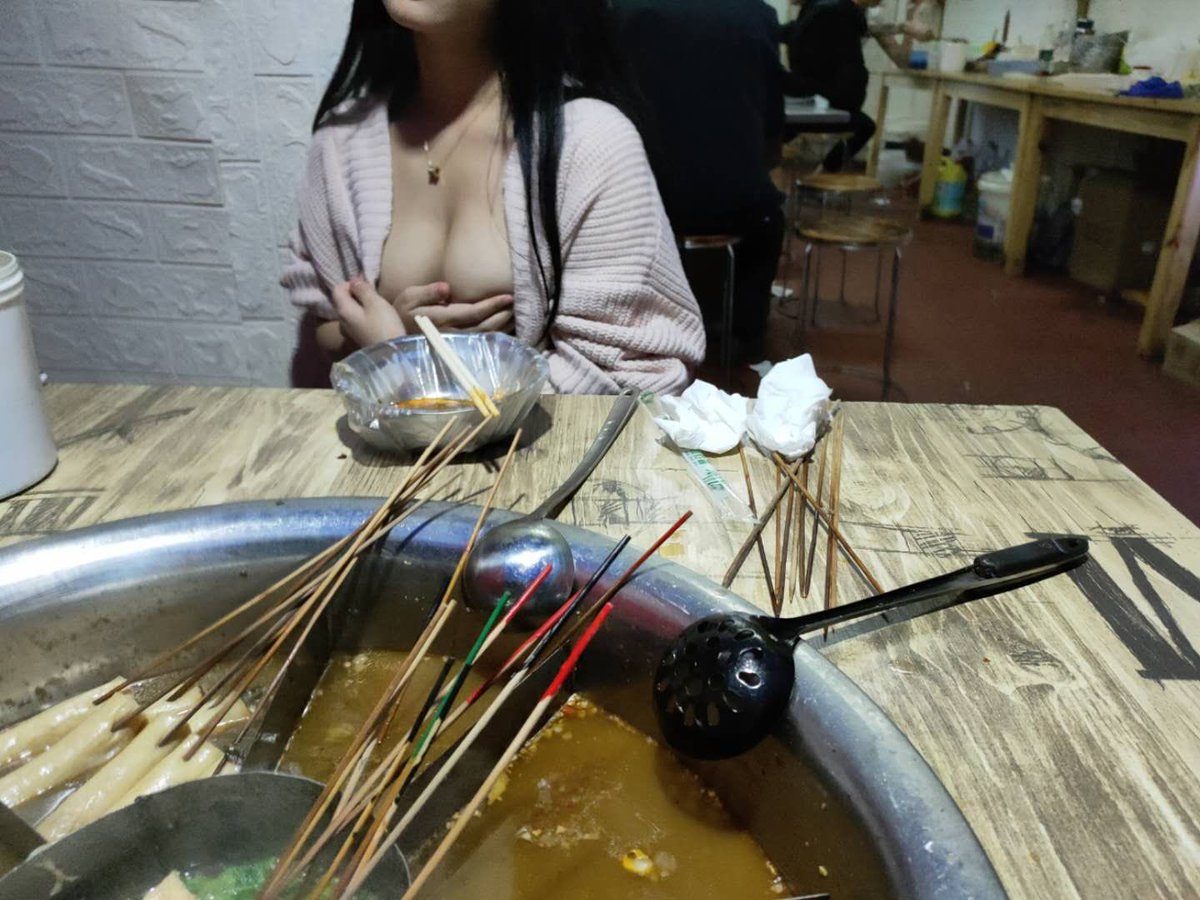 s18450980's tweet photo. 我小姐妹哦，大家别忘了关注我哦 #反差 #调教 #母狗 #女奴 #厕奴 #丝袜 #空姐 #美脚 #恋足 #女同 #拉拉 #女S #女王 #肉便器 #圣水 #字母圈 #男S #狗奴 #妻奴 #绳艺 #猫奴 https://t.co/FWoP1ds7G6