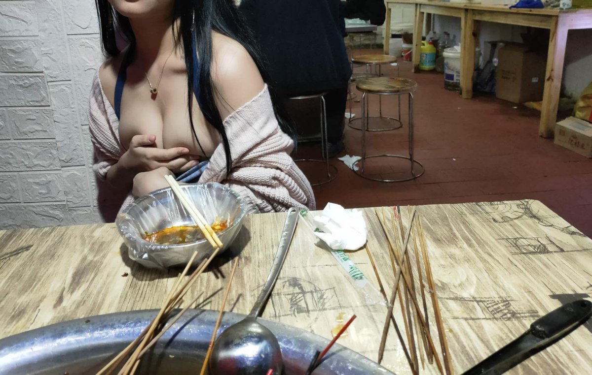 s18450980's tweet photo. 我小姐妹哦，大家别忘了关注我哦 #反差 #调教 #母狗 #女奴 #厕奴 #丝袜 #空姐 #美脚 #恋足 #女同 #拉拉 #女S #女王 #肉便器 #圣水 #字母圈 #男S #狗奴 #妻奴 #绳艺 #猫奴 https://t.co/FWoP1ds7G6
