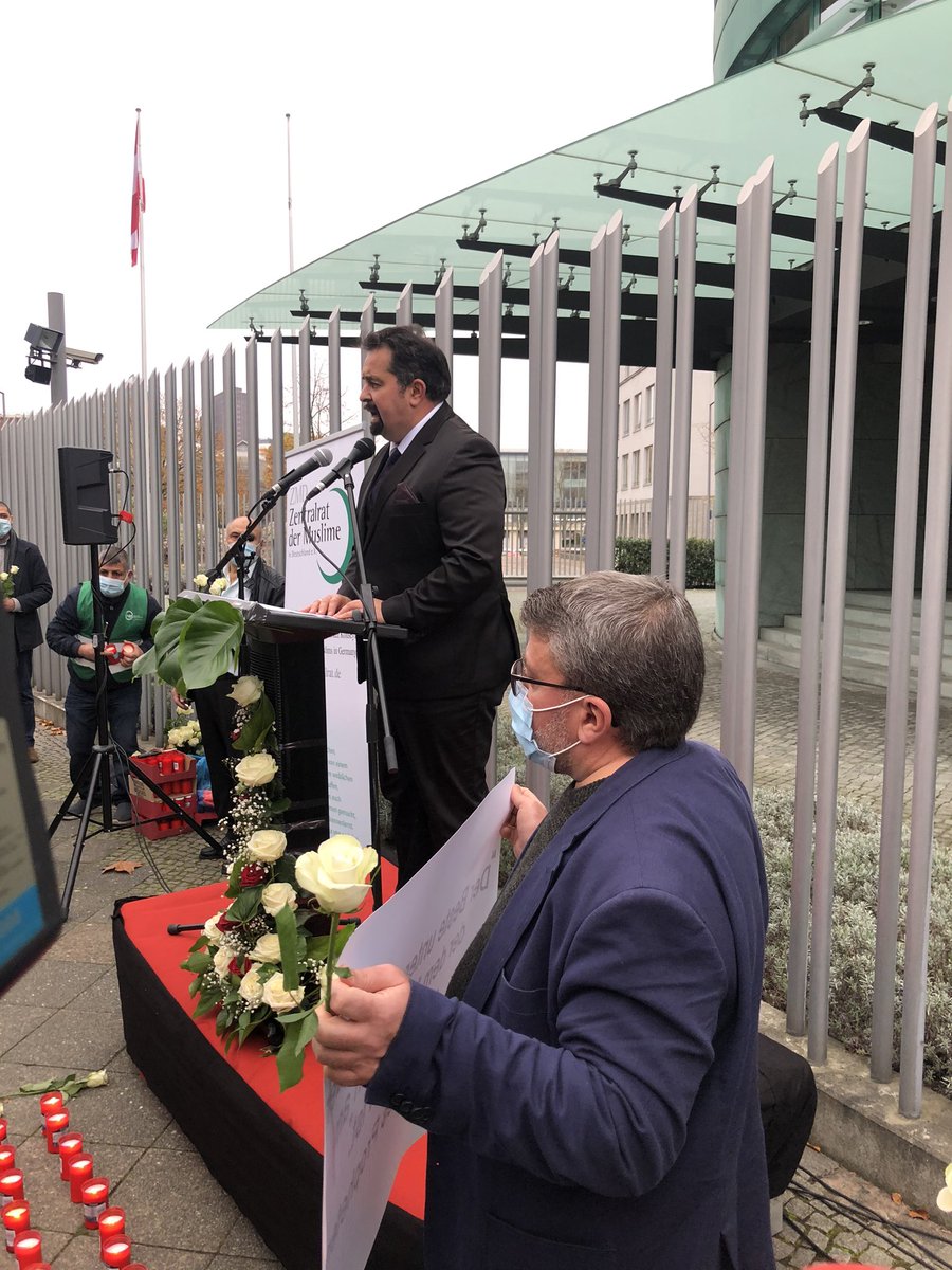 VGleitsmann's tweet image. Deutsche Vertreter aller Religionen setzen vor der österreichischen #Botschaft in #Berlin gemeinsam ein Zeichen gegen Terror und Extremismus #ViennaAttack