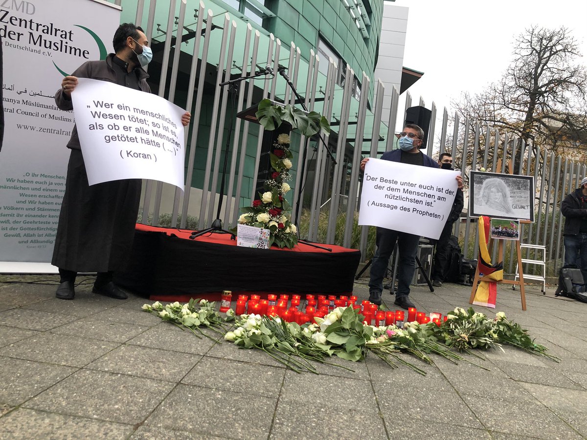 VGleitsmann's tweet image. Deutsche Vertreter aller Religionen setzen vor der österreichischen #Botschaft in #Berlin gemeinsam ein Zeichen gegen Terror und Extremismus #ViennaAttack
