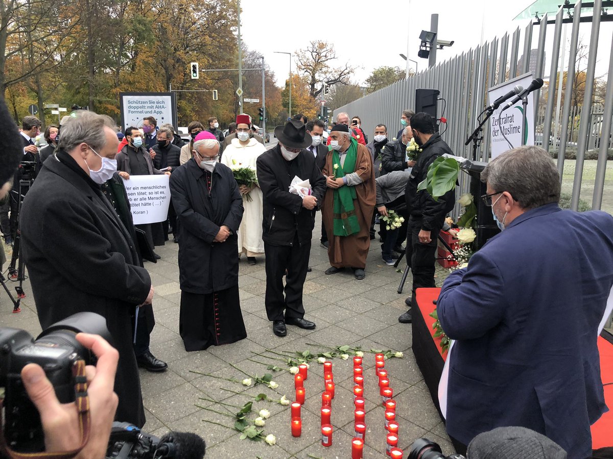 VGleitsmann's tweet image. Deutsche Vertreter aller Religionen setzen vor der österreichischen #Botschaft in #Berlin gemeinsam ein Zeichen gegen Terror und Extremismus #ViennaAttack