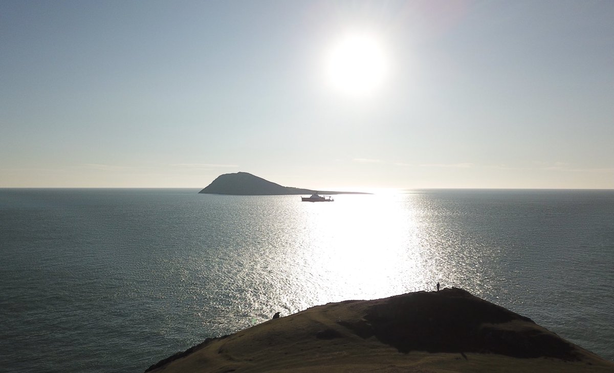 Llong ymchwil yr Sir David Attenborough yn mynd drwy Swnt Enlli