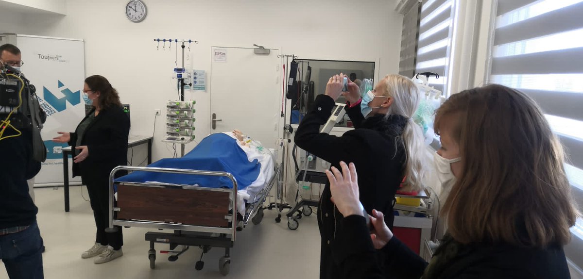 CHRU_de_Nancy's tweet photo. #COVID19 Aujourd’hui à l’ @HVL_care, les médecins @CHRU_de_Nancy entraînent les soignants à réaliser la mise en décubitus ventral avec l'exosquelette #Exoturn ! Prochainement sur @france5tv 
@serena_ivaldi @Inria @labo_Loria @CNRS @Univ_Lorraine @INS2I_CNRS @INRSfrance https://t.co/lyUQHTClXV