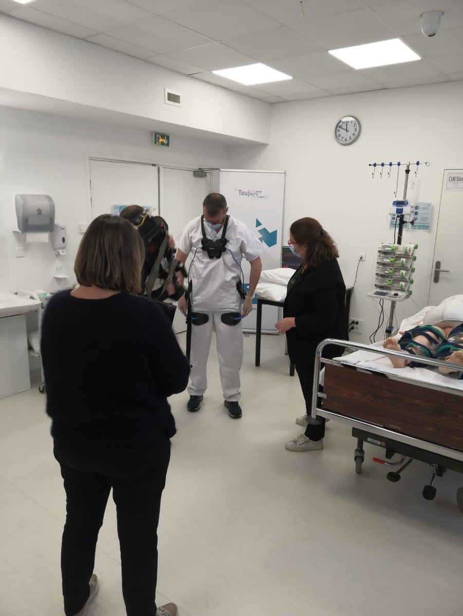 CHRU_de_Nancy's tweet photo. #COVID19 Aujourd’hui à l’ @HVL_care, les médecins @CHRU_de_Nancy entraînent les soignants à réaliser la mise en décubitus ventral avec l'exosquelette #Exoturn ! Prochainement sur @france5tv 
@serena_ivaldi @Inria @labo_Loria @CNRS @Univ_Lorraine @INS2I_CNRS @INRSfrance https://t.co/lyUQHTClXV