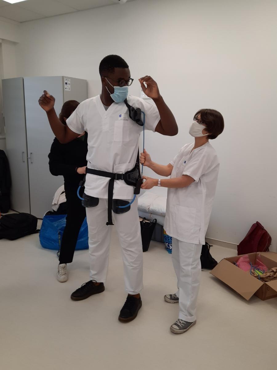 CHRU_de_Nancy's tweet photo. #COVID19 Aujourd’hui à l’ @HVL_care, les médecins @CHRU_de_Nancy entraînent les soignants à réaliser la mise en décubitus ventral avec l'exosquelette #Exoturn ! Prochainement sur @france5tv 
@serena_ivaldi @Inria @labo_Loria @CNRS @Univ_Lorraine @INS2I_CNRS @INRSfrance https://t.co/lyUQHTClXV