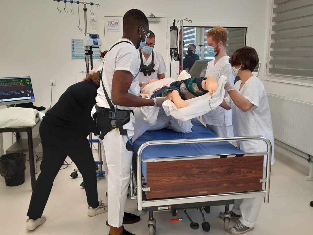 CHRU_de_Nancy's tweet photo. #COVID19 Aujourd’hui à l’ @HVL_care, les médecins @CHRU_de_Nancy entraînent les soignants à réaliser la mise en décubitus ventral avec l'exosquelette #Exoturn ! Prochainement sur @france5tv 
@serena_ivaldi @Inria @labo_Loria @CNRS @Univ_Lorraine @INS2I_CNRS @INRSfrance https://t.co/lyUQHTClXV