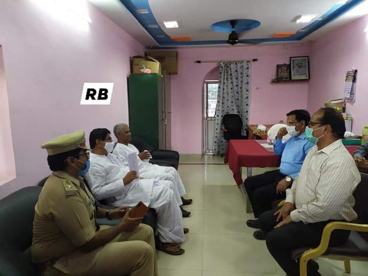 ಇಂದು ಬಾಗಲಕೋಟೆಯ ರೈಲ್ವೆ ಇಲಾಖೆಯ ಜನರಲ್ ಮ್ಯಾನೇಜರ್ ವಿ.ಕೆ.ಸಿಂಗ್ ಅವರ ಜೊತೆ ಕುಡಚಿ ಕಾಮಗಾರಿ ಹಾಗೂ ಬಾದಾಮಿ, ಗುಳೇದಗುಡ್ಡ, ಬ್ರಿಡ್ಜ್ ಮತ್ತು ಡಬ್ಲಿಂಗ್ ಕಾಮಗಾರಿಗಳ ಬಗ್ಗೆ ಇಂದು ಸಂಸದ ಪಿ ಸಿ ಗದ್ದಿಗೌಡರ, ಶಾಸಕ ವೀರಣ್ಣ ಚರಂತಿಮಠ ಮತ್ತು ರೈಲ್ವೆ ಇಲಾಖೆಯ ಅಧಿಕಾರಿಗಳ ಜೊತೆಗೆ ಚರ್ಚೆ ನಡೆಸಿದರು.
PC - RoyalBgk