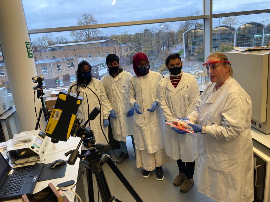 CranPostharvest's tweet photo. Earlier this week our students from @Cran_Food_MSc during HPLC and textural properties practical sessions for the Food Diagnostics module! ππππ
#sandralandahl @MC_Alamar @PSL_Cranfield
#FoodSystemsManagement #agrifood @CranfieldUni @CranfieldAgrifo https://t.co/JrxvXMaAUX