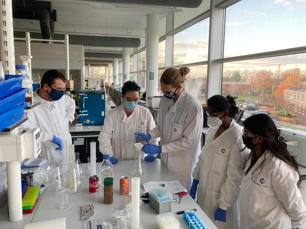 CranPostharvest's tweet photo. Earlier this week our students from @Cran_Food_MSc during HPLC and textural properties practical sessions for the Food Diagnostics module! ππππ
#sandralandahl @MC_Alamar @PSL_Cranfield
#FoodSystemsManagement #agrifood @CranfieldUni @CranfieldAgrifo https://t.co/JrxvXMaAUX