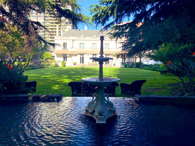 UKinChile's tweet photo. Para participar debes seguirnos y hacer RT a este hilo explicando por qué te gustaría conocer la Residencia británica 🇬🇧

Quien gane puede ir con un acompañante😊 https://t.co/lX3mPggdAd