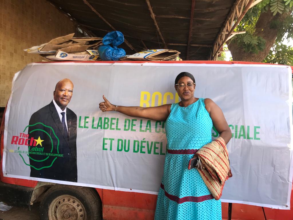 RochLabel's tweet photo. Campagne de proximité avec les femmes vendeuses de fruits et légumes aux alentours du grand marché de Ouagadougou. 
#The_Roch_Label
@burkina24 @hkab24 @rochkaborepf @moussaedouard @NinaFatym @NoelieSergine @KiendrebeogoRo6 @CisseAh88365417 @Mohamed21719844 @KoneDavid3 https://t.co/lBhXnMoF61