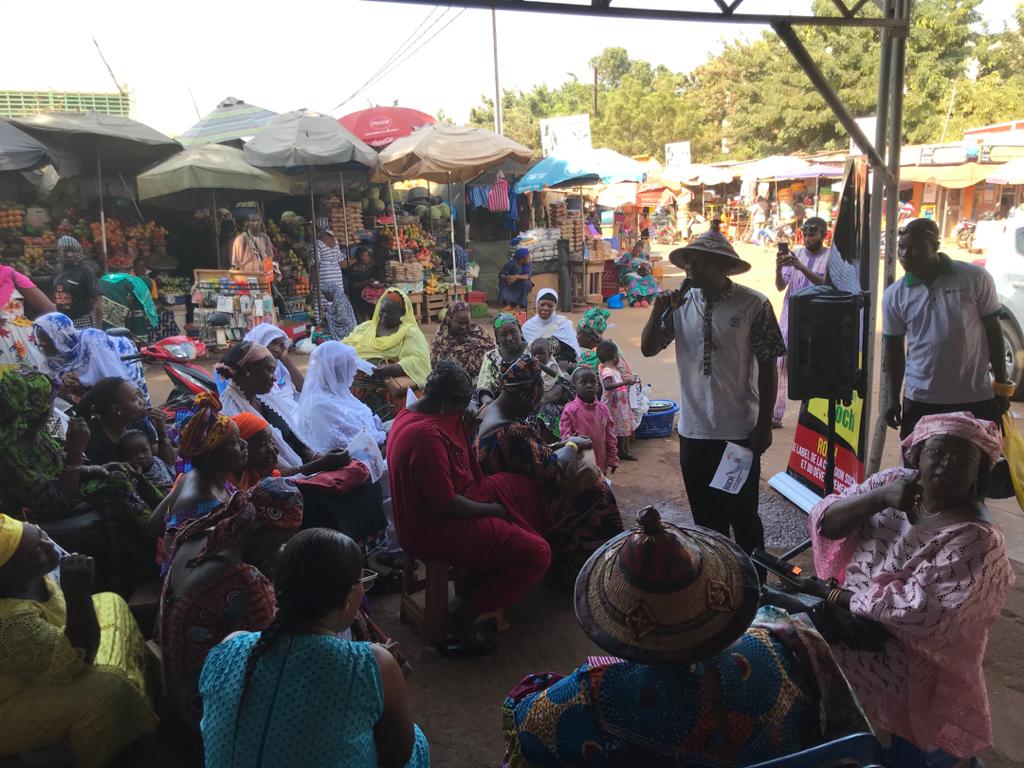 RochLabel's tweet photo. Campagne de proximité avec les femmes vendeuses de fruits et légumes aux alentours du grand marché de Ouagadougou. 
#The_Roch_Label
@burkina24 @hkab24 @rochkaborepf @moussaedouard @NinaFatym @NoelieSergine @KiendrebeogoRo6 @CisseAh88365417 @Mohamed21719844 @KoneDavid3 https://t.co/lBhXnMoF61
