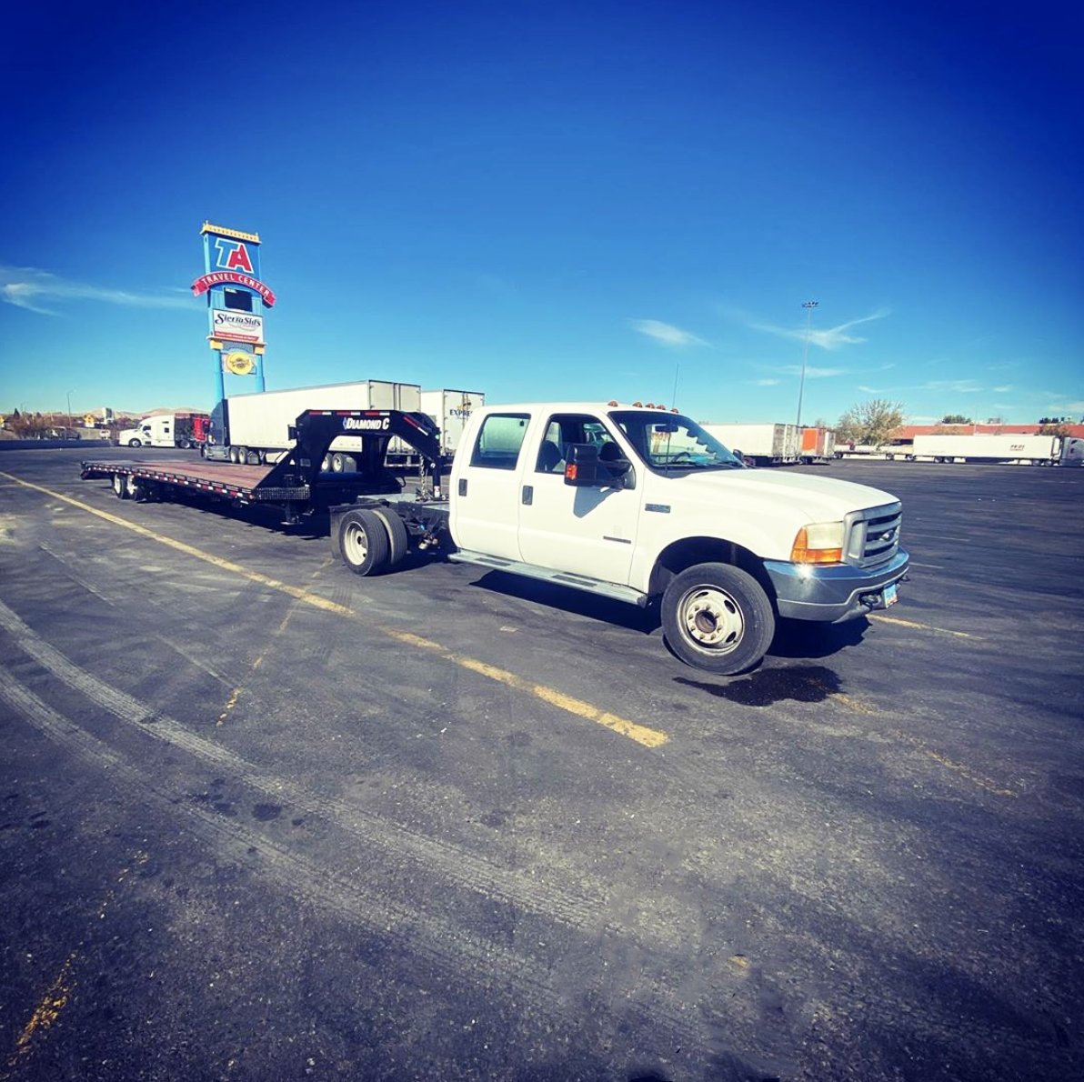 DCtrailers's tweet photo. Coming at ya' this #FleetneckFriday with Octane District's #FMAX216π Alcoa wheels , retractable step, Ridewell air ride suspension, 16k axles, and so much more on one beast trailer! πͺ #DoWork #EngineeredBeam #Fleetneck #GooseneckTrailer https://t.co/ErlORGYMn2