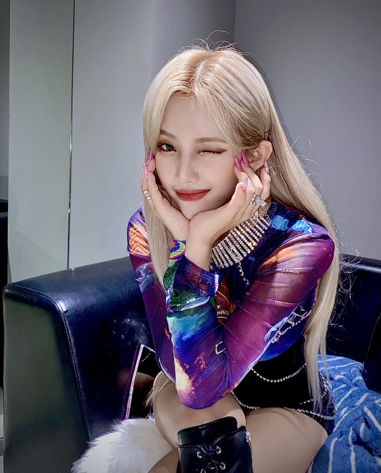 official_i_dle's tweet photo. [#소연] 네버랜드!!! K/DA 원밀리언 안무 영상이 나왔어요!! 얼른 봐바용♡♡♡ https://t.co/l7Y8yOib1q