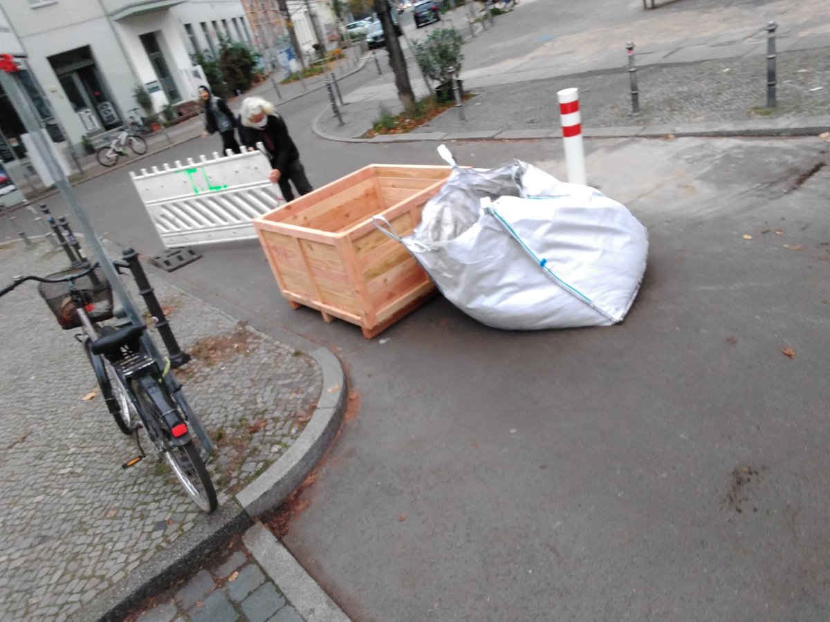 Today we changed a part of our city from car territory to people territory. The north end of Lausitzer Platz ist now pedestrianized!