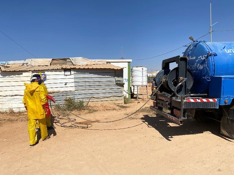 UNICEFJordan's tweet photo. @UNICEF teams are working hard to ensure that families in Za’atari and Azraq refugee camps have safe water and sanitation during the #COVID19 pandemic to reduce the risk of disease &amp; keep children protected.🚿
 #ForEveryChild https://t.co/xwxmsyXiWn
