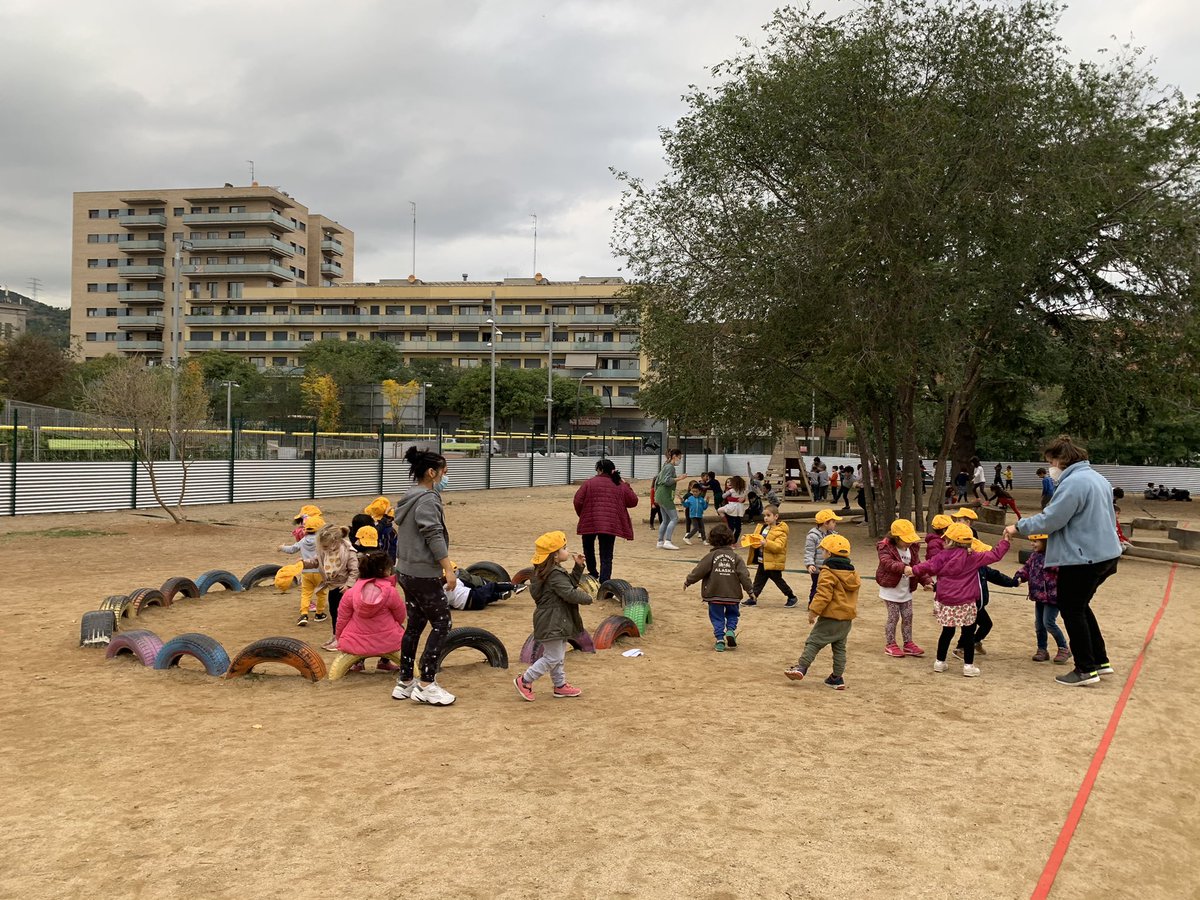 Avui els nens i nenes de P4 han fet la tradicions entrega de gorres als infants de P3! #festadebenvingudaalBota