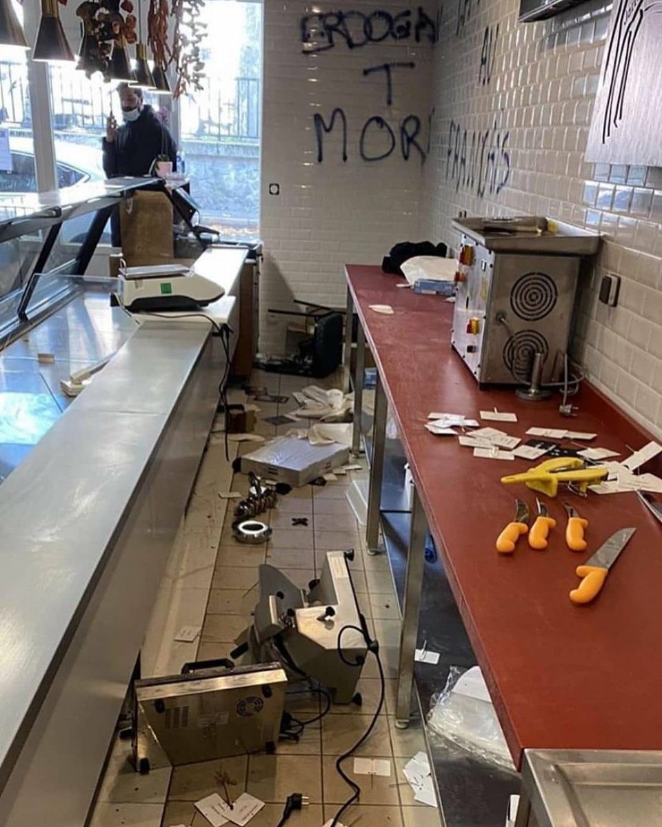 AnatoliaPasa's tweet photo. Thread #Nantes la #boucherie #Turque #Lokoum à nouveau #attaqué ⛔🤬🤬🤬
Ils sont revenus pour saccager la boucherie...
Souvenez-vous, il y a 3 jours, la boucherie #Lokum à #Nantes, a été prise pour cible par des #turcophobes #islamophobes anti #Erdoğan qui ont signé #L214 https://t.co/bFlpyDKuhV
