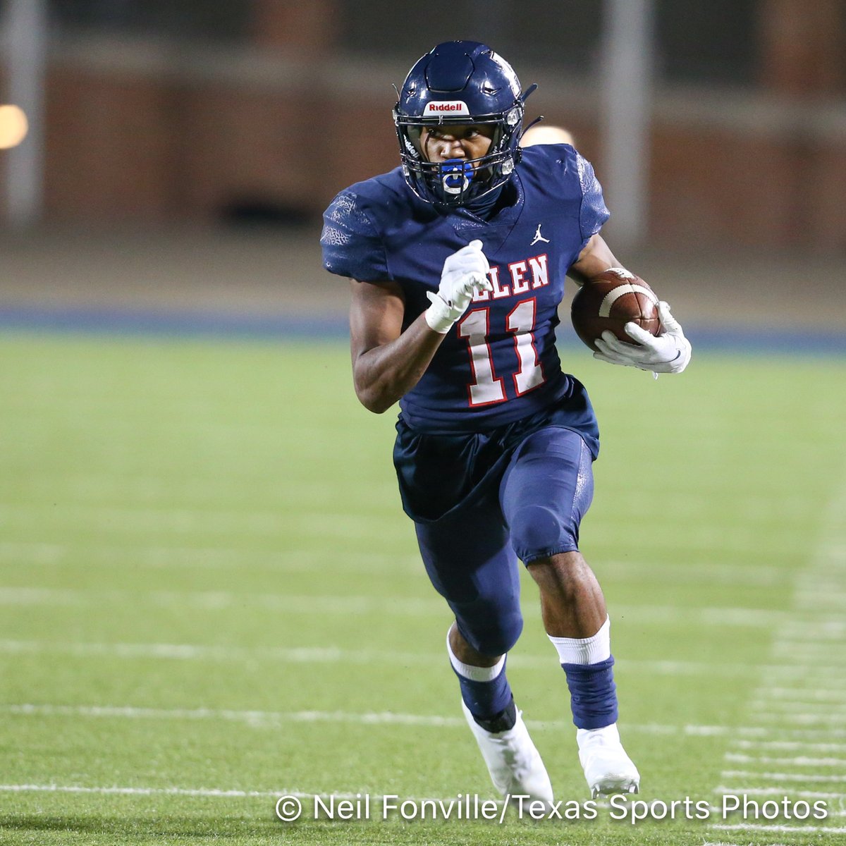 TXSportsPhotos's tweet photo. GAMEDAY for our @alleneaglesfb at Little Elm. Our rushing and receiving core will run right over those Lobos.  Working to be 1-0 tonight.  Let's sko.... @CoachGambill   @JordanXJohnson1  @jbrasher107 https://t.co/CjJHHSAcXR