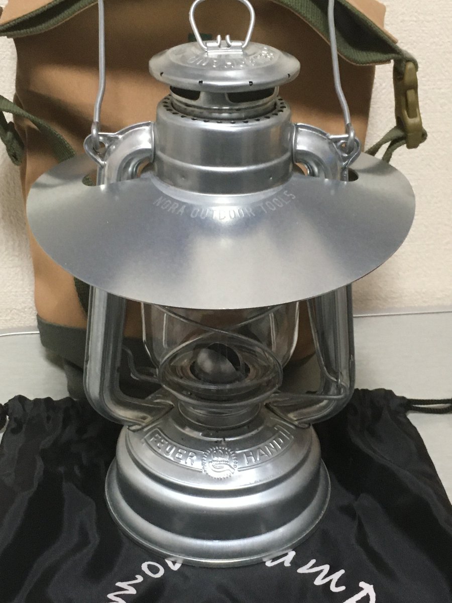 sayamano's tweet photo. 我が家にも野良道具製作所さんのランタンシェード弾着！
ZAM材のシェードがジンクに良く合う！
ｍonCase Lにランタンと燃料ボトル、そしてシェードと一緒に収納できるのです。
#野良道具製作所 
#monCaseL https://t.co/k9YHhX8nv5