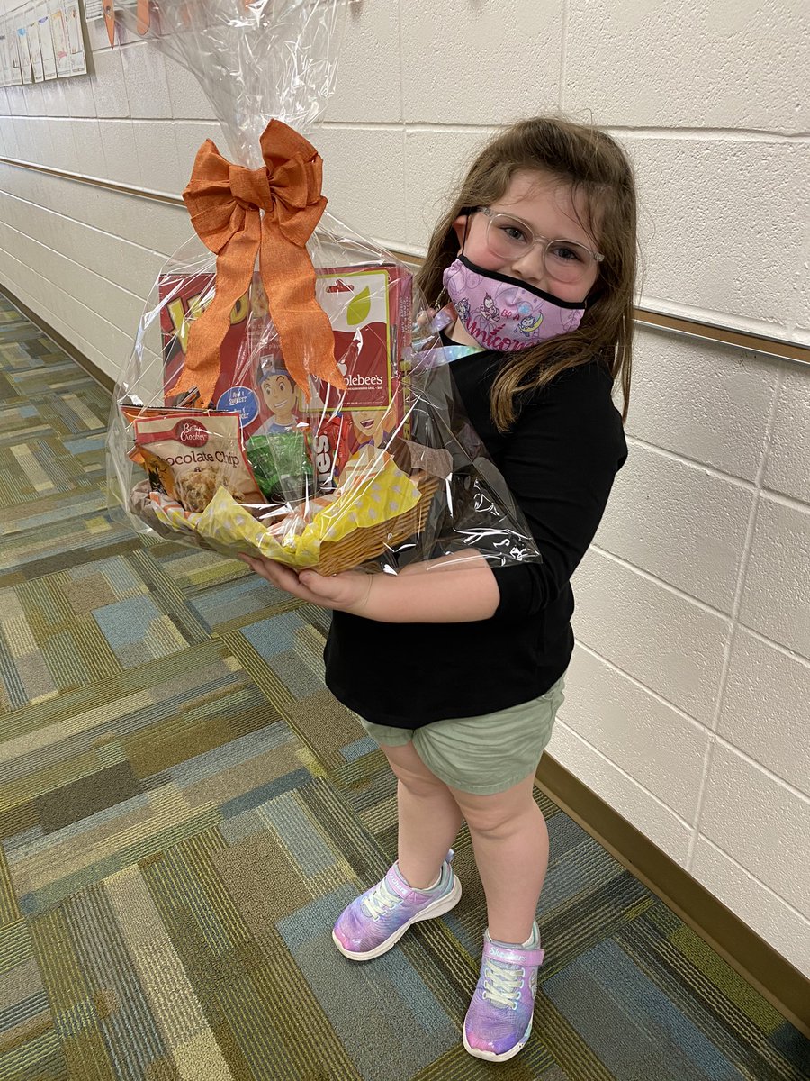 We caught a few of our costume contest winners this morning and were excited to get them their gift baskets!! 🎃😊 
<a href="/ClCentralElem/">ClintonCentralElementary</a> <a href="/carrie_pickard/">Carrie Pickard</a> 

#costumecontest #winnerwinner #cce #giftbasket #applebees