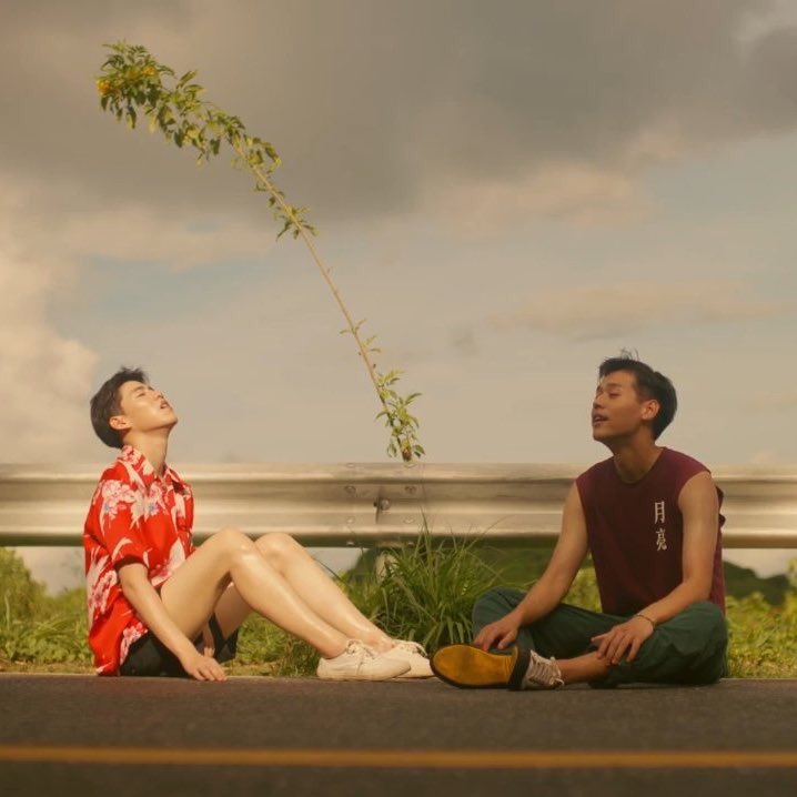 4. the last thing i want to talk about is the lighting in this scene and how it portrays tehohaew's states of mind at that point of the story. ohaew is fully exposed to the sun and is glowing. he's sure of his feelings and has accepted his love for +