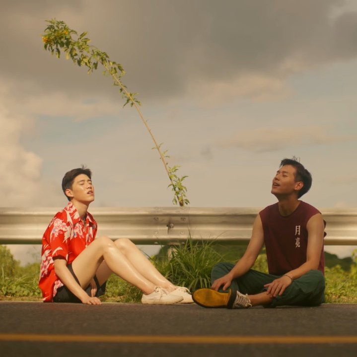 4. the last thing i want to talk about is the lighting in this scene and how it portrays tehohaew's states of mind at that point of the story. ohaew is fully exposed to the sun and is glowing. he's sure of his feelings and has accepted his love for +