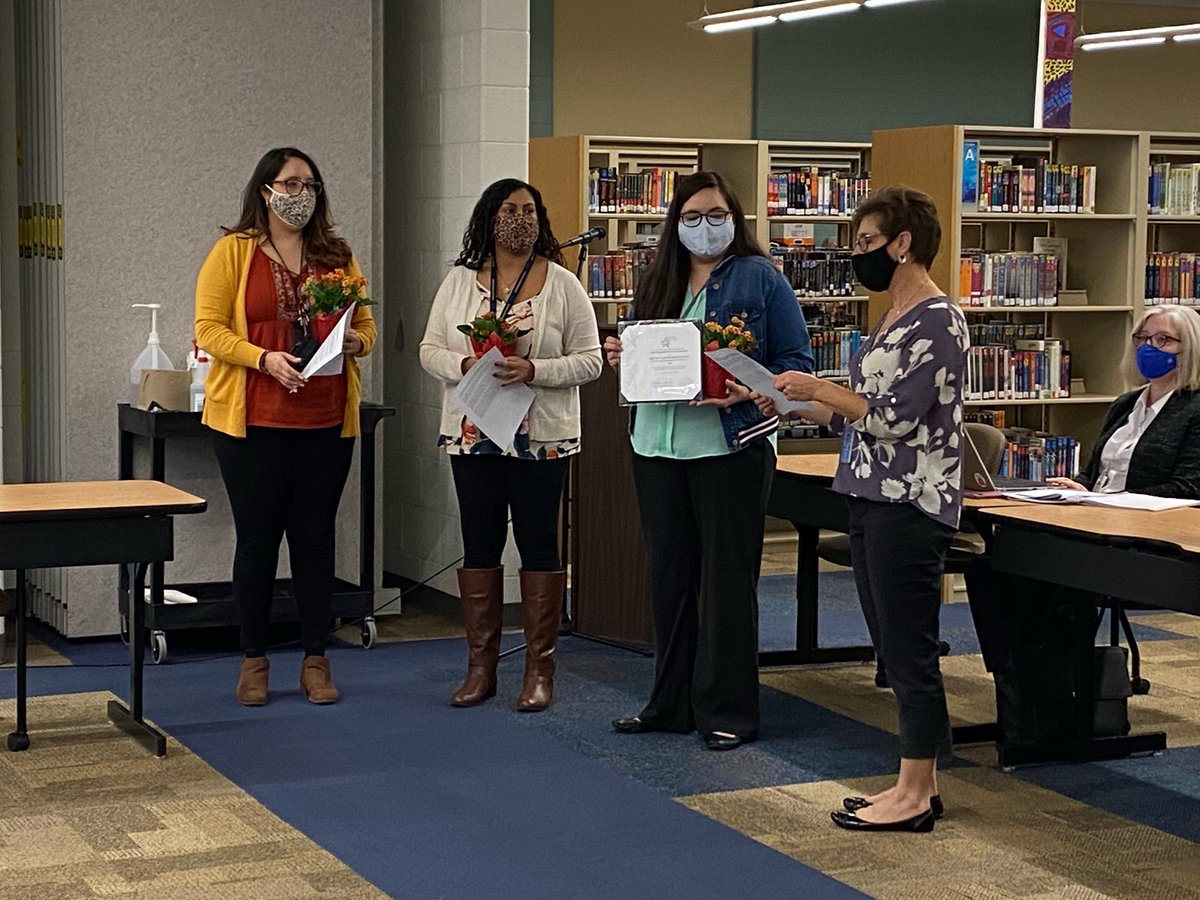 CiaraT_LCSW's tweet photo. @D33Leman Family Liaisons are an incredible team and their dedication and commitment to support families does not go unnoticed. Congratulations on your #INSPRA award @cmdlh21 , Angie and Liz! ππΎ #BeTheLight #D33Pride #D33Orgullo https://t.co/pzZsy4outs