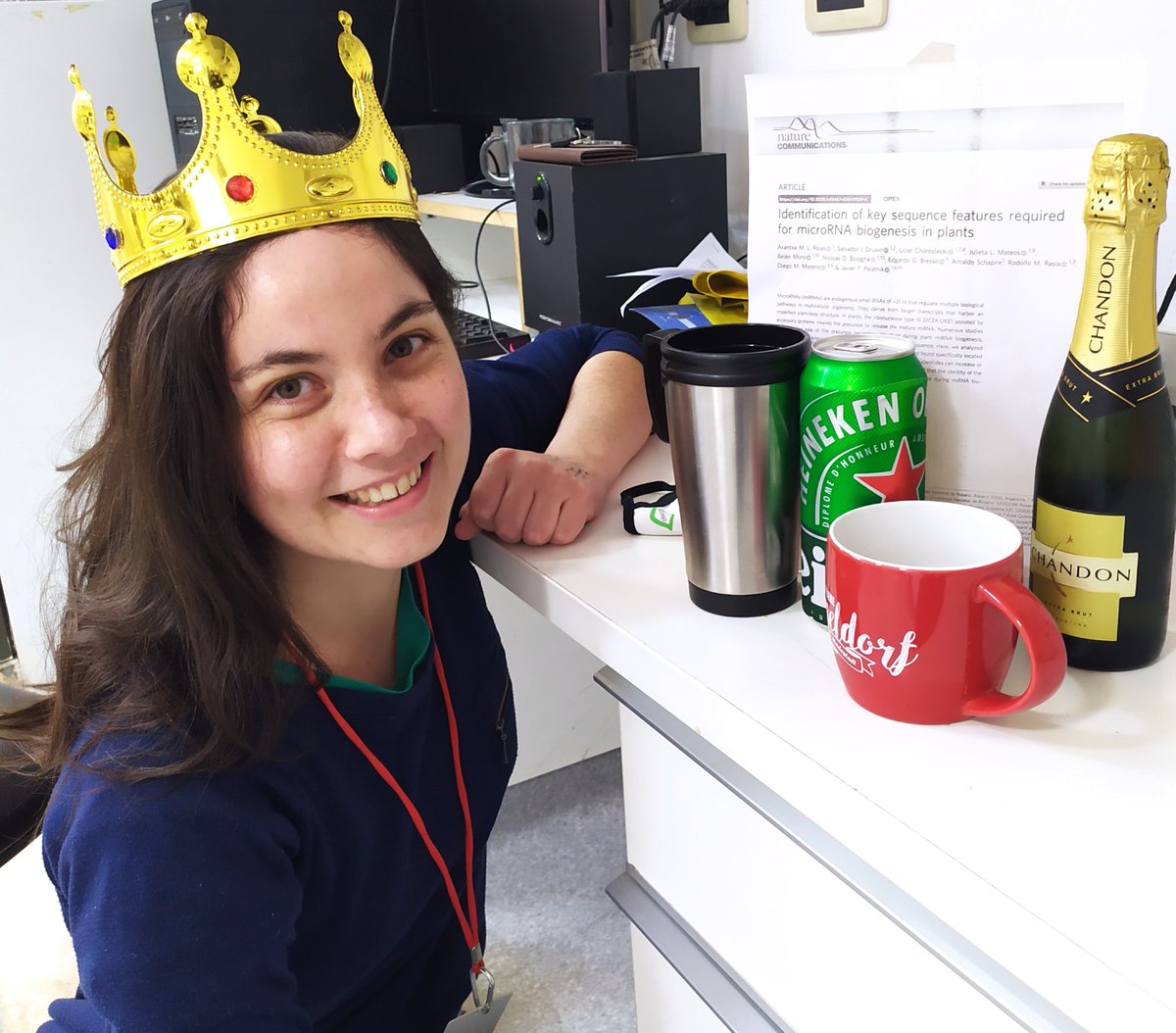 Since we cannot have the usual barbeque to celebrate because COVID, I had to wear the crown in the lab, and I received some drinks from  @CamilaGoldy (aka my elbow sister) to enjoy at home 