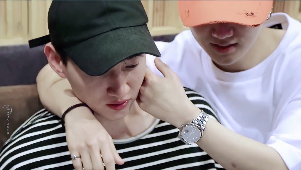 ●   moments when yesung has the URGE to touch hyukjae  #yehyuk @shfly3424  @AllRiseSilver