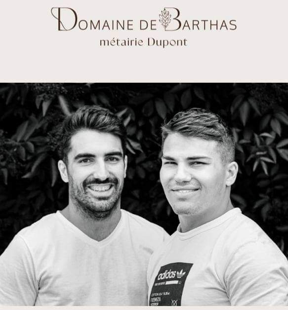 « L’un élève un des meilleurs cochons français, l’autre foule les plus beaux terrains de ce sport de mains. 
Tous deux, depuis la fermeture de l’hôtel en 2012 par leur grands parents se sont fait la promesse de relancer l’affaire le moment venu. Il l’est désormais.