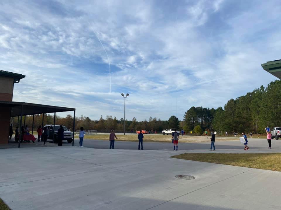 DrHepfner's tweet image. 5th grade service learning this week and next. Over $400 raise for Wreaths Across America, Veterans Drive Thru breakfast today, delivery to VA hospital this afternoon, and virtual program next week. At DME you learn academics AND the importance of serving! #dmerocks