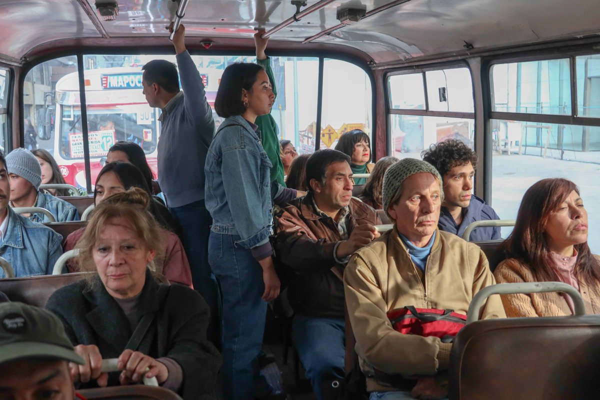 "La sensación de estar en la ciudad de esos años es muy real, gracias al espléndido trabajo de la directora de arte Marisol Torres y del director de fotografía Sergio Armstrong", se destaca del comentario de Macarena Polanco, en <a href="/delosquesobran/">La Voz De Los Que Sobran</a>.

#ToreroAlOscar🌹✨