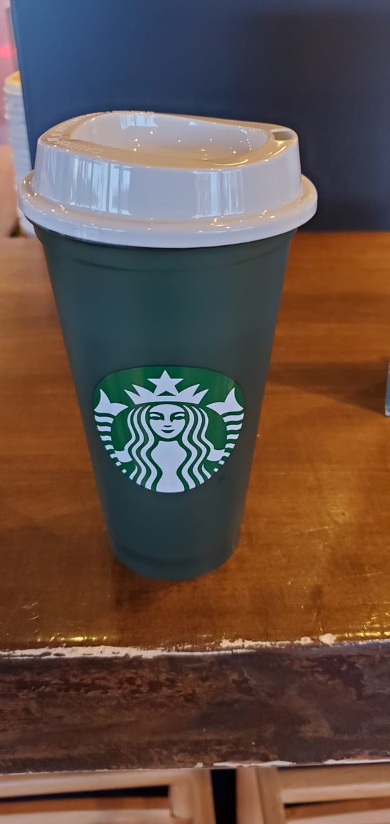 ablancax's tweet photo. @Starbucks Doesn't look red to me... 🤔🤔🤔🤔 https://t.co/YzTZ7ITmxG