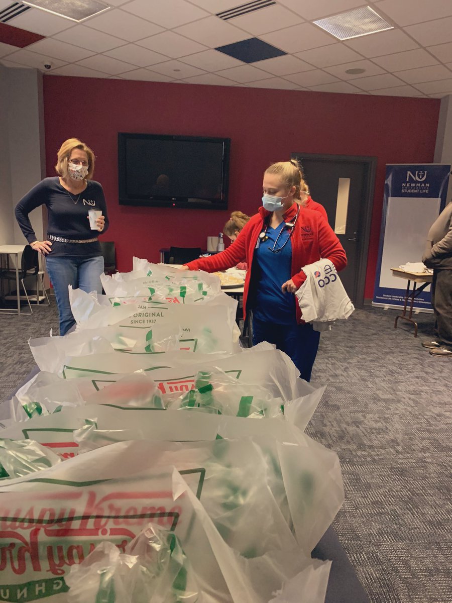 NewmanU's tweet photo. Did you get a @krispykreme and a free t-shirt this morning? #JetFriday ends soon! https://t.co/gHTGsR6rj6