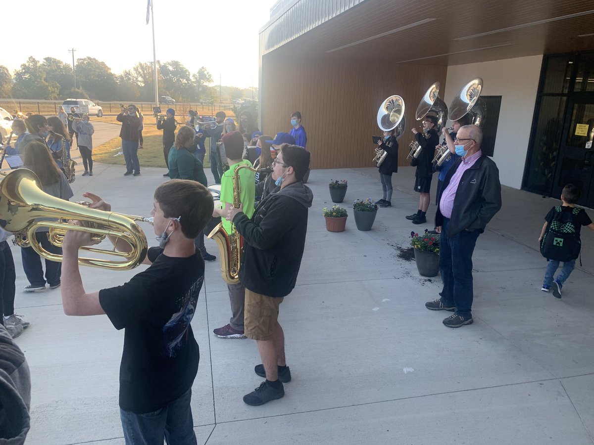 MusicOfBrock's tweet photo. We had a great time playing for @ElementaryEagle today! Go #MoB2020 and go Eagles! Let’s win tonight! #pride https://t.co/MIlMFI8P5A